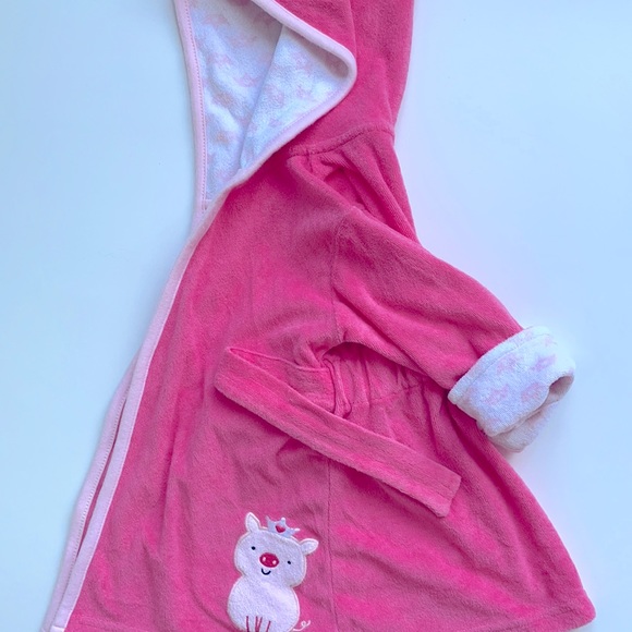 One Little Piggy! ✨ Your bath buddy couldn’t be any cuter! - Picture 2 of 3